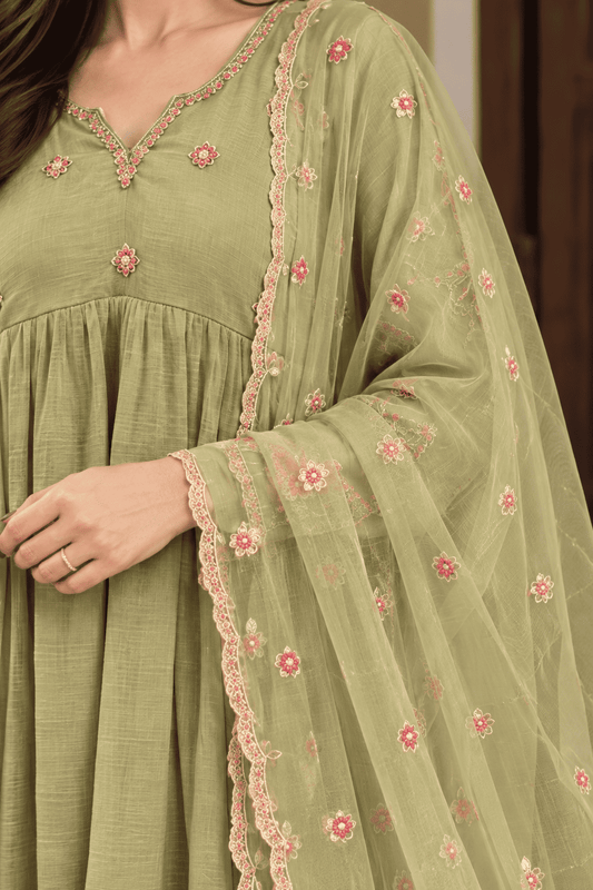 Green silk blend with embroidery kurta pant with net dupatta