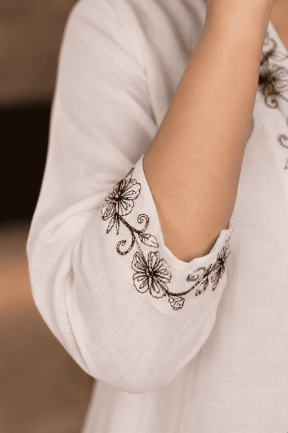 Off White Silk Blend Embroidered Kurta Pant And Dupatta Set