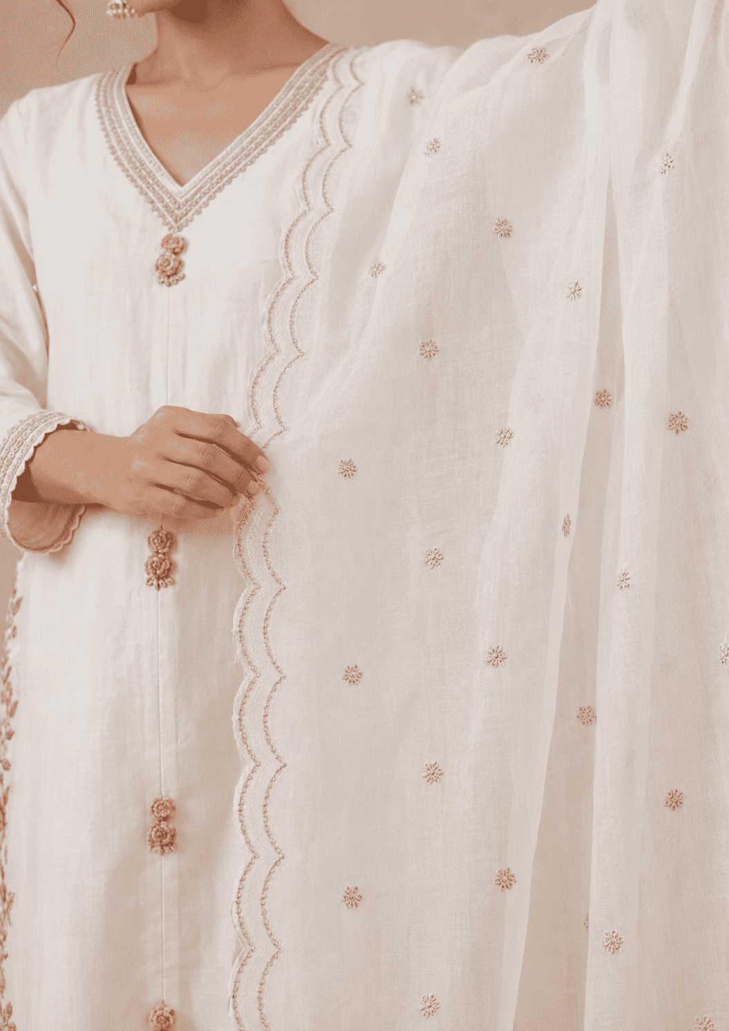 Ivory malmal blend kurta pant set with embroidered chiffon dupatta