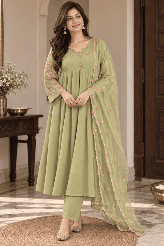 Green silk blend with embroidery kurta pant with net dupatta