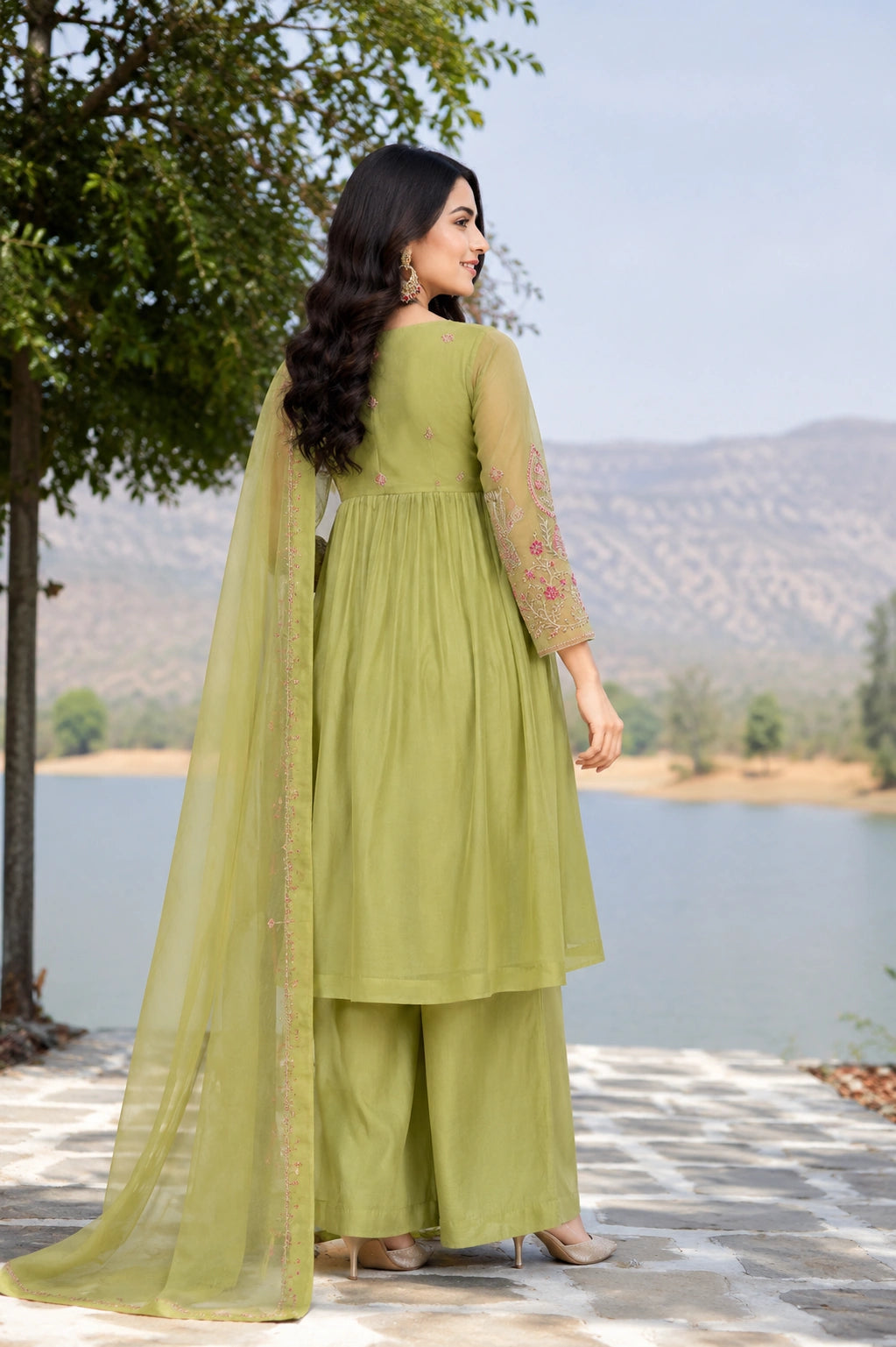 Green silk blend with embroidery kurta pant with net dupatta