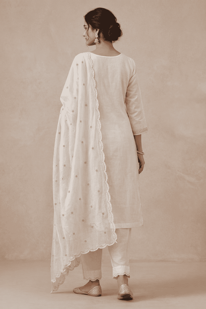 Ivory malmal blend kurta pant set with embroidered chiffon dupatta